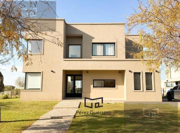 Casa · 226m² · 7 Ambientes · 2 Cocheras · Casa en Venta en El Canton a La Laguna con 4 Dorm. y Family