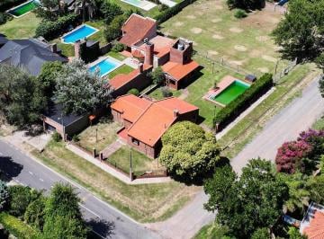 Casa · 130m² · 4 Ambientes · 1 Cochera · Casa en Venta 2 Dorm. con Pileta en Barrio Los Troncos, Funes