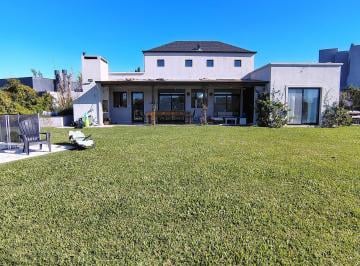 Casa · 137m² · 5 Ambientes · 4 Cocheras · Casa Al Lago Barrio San Benito