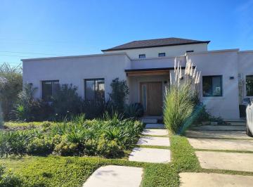 Casa · 137m² · 5 Ambientes · 4 Cocheras · Casa a La Laguna en Villanueva