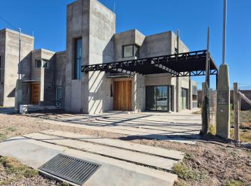 Casa · 144m² · 5 Ambientes · 2 Cocheras · Venta Casa de Categoria a Estrenar. Guaymallén