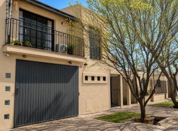 Casa · 195m² · 4 Ambientes · 2 Cocheras · Venta Moderna Casa con Pileta en San Martin