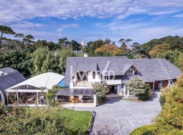 Casa · 585ha · 13 Ambientes · 10 Cocheras · Casa de 12 Dorm. en Venta en Punta del Este