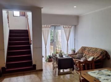 Casa · 238m² · 6 Ambientes · 1 Cochera · Casa 6 Amb con Cochera y Parque en Venta, Quilmes