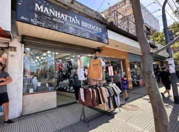 Local comercial · 123ha · Local en Pleno Centro Comercial de Pompeya Sobre Av Saenz 1100