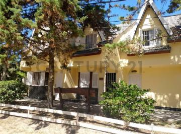 Casa · 54m² · 4 Ambientes · 1 Cochera · Triplex en Costa Azul - Excelente Ubicación en Obligado y Catamarca con Patio y Parrilla