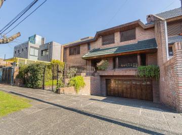 Casa · 270m² · 5 Ambientes · 1 Cochera · Casa en Venta 5 Ambientes en Ituzaingó. Apto Crédito.