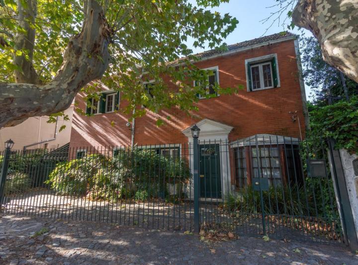 Casa · 250m² · 6 Ambientes · 3 Cocheras