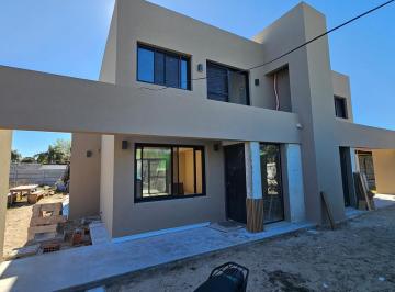 Casa · 220m² · 4 Ambientes · 1 Cochera · Venta Casa en Lagomar Tres Dorm.