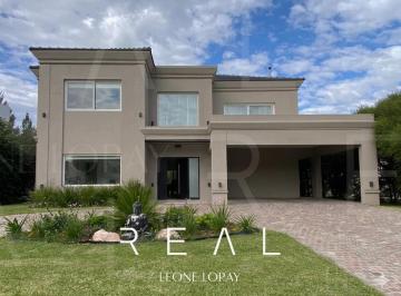 Casa · 295m² · 7 Ambientes · 2 Cocheras · Casa en Venta, 7 Ambientes, Saint Thomas Este Oeste, Canning