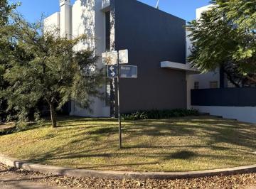 Casa de 3 ambientes, Córdoba · Moderna Casa Esquina en Jardines del Jockey