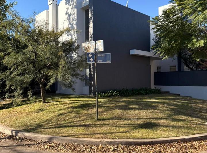 Casa · 247m² · 3 Dormitorios · 2 Cocheras