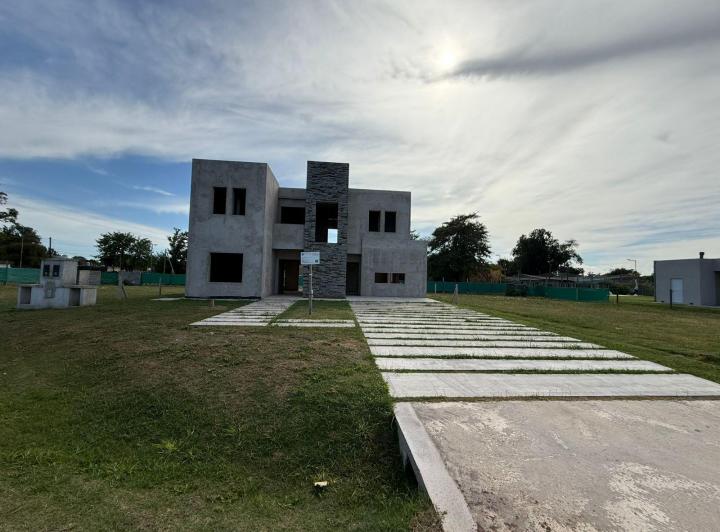 Casa · 200m² · 5 Ambientes · 2 Cocheras