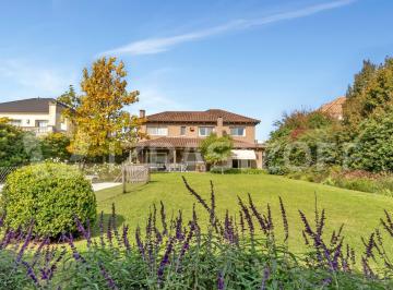Casa · 270m² · 9 Ambientes · 2 Cocheras · Casa en Las Liebres 4 Dorm., Escritorio, Jardin y Piscina