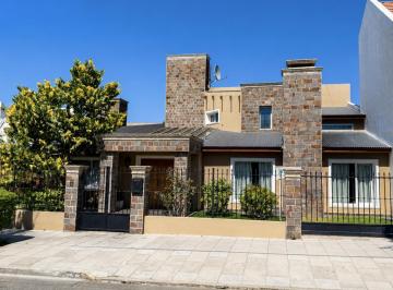 Casa · 350m² · 4 Dormitorios · 2 Cocheras · Casa de 4 Dorm.