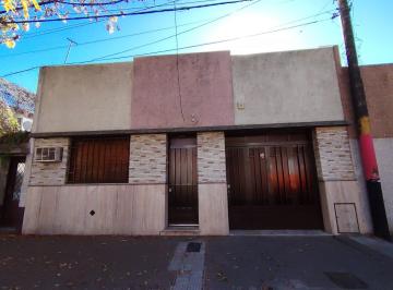 Casa de 3 ambientes, Rosario · Casa con 180 m² 2 Dorm. Cochera y Jardinen Alquiler en Echesortu