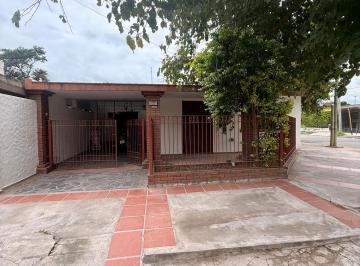 Casa · 131m² · 7 Ambientes · 1 Cochera · Se Vende Casa a m de Av Acosta Villafañez