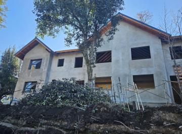 Casa · 72m² · 3 Ambientes · 1 Cochera · Venta Casas de Excelente Calidad Constructiva, Uf 3, a 300 m del Centro de Villa La Angostura