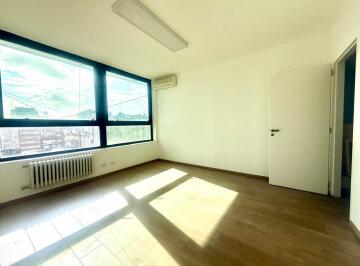 Oficina comercial · 144m² · 7 Ambientes · Oficina Muy Luminosa Piso Completo.