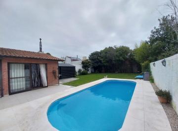 Casa · 260m² · 5 Ambientes · 2 Cocheras · Venta Casa 5 Ambientes C/ Pileta Barrio Los Pinares