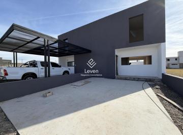 Casa · 110m² · 4 Ambientes · 2 Cocheras · Duplex en Docta Central 2 Dorm.