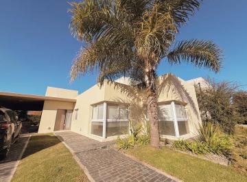 Casa · 175m² · 5 Ambientes · 4 Cocheras · San Sebastian - Casa de 3 Dorm. con Pileta en Alquiler - Barrio Cerrado, Funes