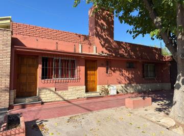 Casa · 240m² · 5 Ambientes · 2 Cocheras · Casa en Venta Apto Credito en Godoy Cruz.