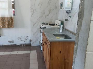 Casa de 4 ambientes, Rosario · Esquina Soleada y Ventilada con Finos Detalles