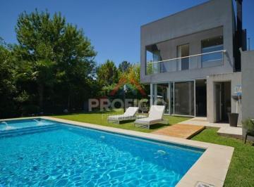 Casa · 289m² · 7 Ambientes · 4 Cocheras · Casa en Village del Parque
