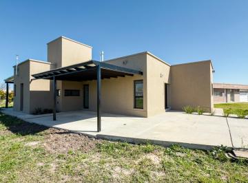Casa · 110m² · 4 Ambientes · 2 Cocheras · Casa en Venta de 2 Dorm. a Estrenar con Pileta Barrio Las Tardes, Roldán