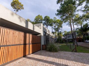 Casa · 119m² · 4 Ambientes · 2 Cocheras · Casa Moderna a La Venta en El Pinar