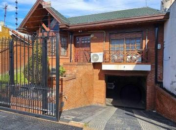 Casa · 205m² · 4 Ambientes · 2 Cocheras · Casa Venta 4 Ambientes Bernal Oeste Pileta Quincho