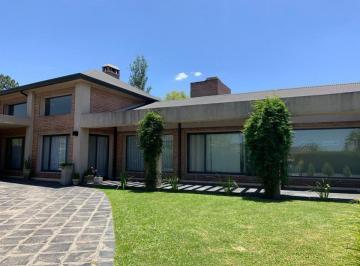 Casa · 250m² · 6 Ambientes · 1 Cochera · Casa Luminosa en Una Planta Club de Campo El Paso