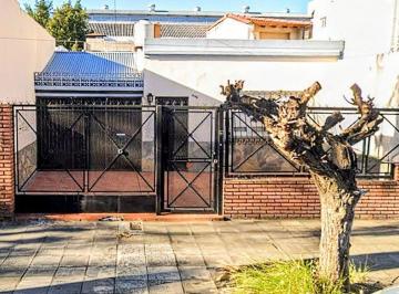 Casa · 110m² · 3 Ambientes · 2 Cocheras · Venta Casa 3 Ambientes en Ramos Mejia