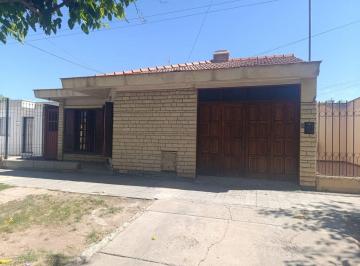 Casa · 250m² · 6 Ambientes · 1 Cochera · Venta Casa en Godoy Cruz 3 Habitaciones