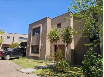 Casa · 200m² · 4 Ambientes · 1 Cochera · Venta Casa La Puntilla Callejon Privado