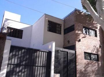 Casa · 161m² · 7 Ambientes · Casa en Venta 4 Cuartos y 4 Baños en Sexta Sección
