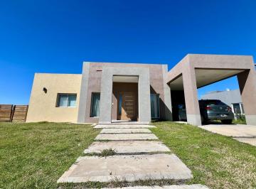 Casa · 135m² · 4 Ambientes · 4 Cocheras · Casa Venta en Pilar del Este 3 Dorm. en Una Planta Galería Parrilla Lote Interno 943 m