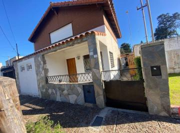 Casa · 165m² · 4 Ambientes · Casa Ideal Para 2 Familias Gran Fondo Libre