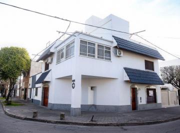 Casa · 176m² · 4 Ambientes · 1 Cochera · Venta! Increible Casa en Barrio Azcuenaga!