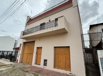 Casa · 190m² · 4 Ambientes · 1 Cochera · Casa en Venta 4 Amb + Galpon y Local en Banfield