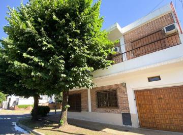 Casa · 138m² · 5 Ambientes · 1 Cochera · Casa 5 Amb Patio y Cochera - Castelar
