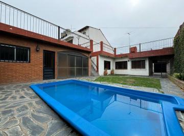 Casa · 132m² · 4 Ambientes · 2 Cocheras · Casa 4 Amb en Venta en Castelar C/jardin - Pileta