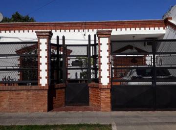 Casa · 77m² · 3 Ambientes · 1 Cochera · Venta Casa 3 Amb, C/jardín en R. Escalada, Lanus