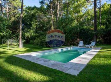 Casa · 220m² · 6 Ambientes · 2 Cocheras · Casa Venta Carilo Piscina Climatizada Golf