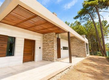 Casa · 160m² · 5 Ambientes · 1 Cochera · Venta Casa Pinamar Estrenar 5 Amb. Barrio Alamos