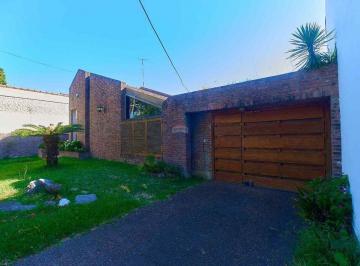 Casa · 229m² · 5 Ambientes · 4 Cocheras · Casa Quilmes Este