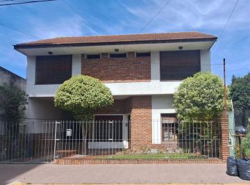 Casa · 242m² · 6 Ambientes · 1 Cochera · Venta Casa Berazategui Centro