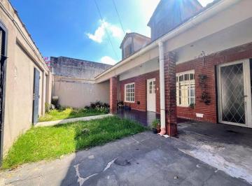 Casa · 220m² · 8 Ambientes · 1 Cochera · Casa con 4 Departamento Mas Lote en Venta Moron
