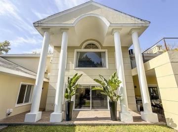 Casa · 550m² · 8 Ambientes · 1 Cochera · Excelente Casa en Venta en San Jorge Village. Muy Buena Ubicación Central